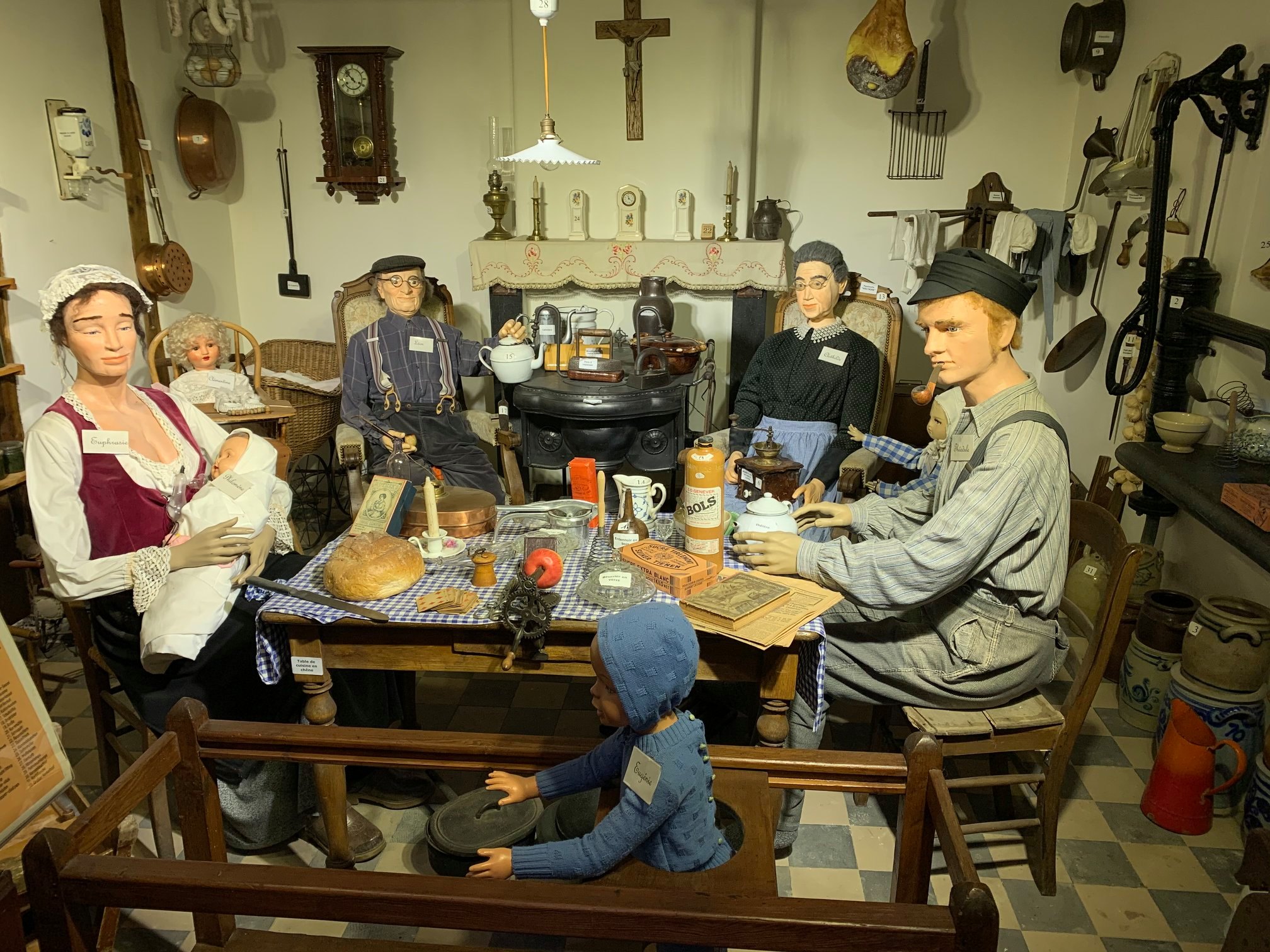 Famille de l'ancienne époque - musée de la vie paysanne et des métiers oubliés