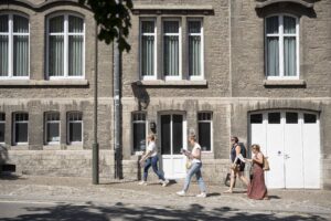 Joueuses de l'escape in the city durant leur parcours, dans les rues de Rochefort