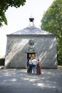 Les joueuses de l'escape in the City, devant la chapelle de Lorette, essayant de trouver un indice pour ouvrir la besace